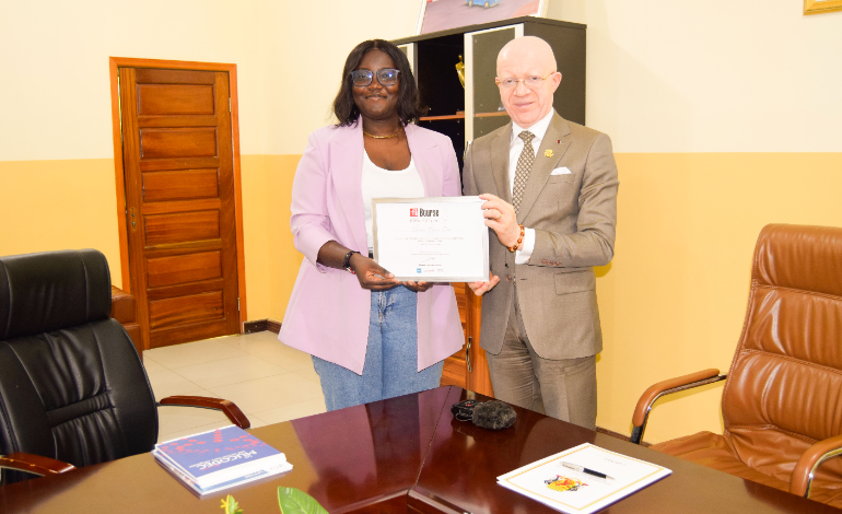 Andrene Victoire OMBI, lauréate du Prix RFI Bourse Ghislaine Dupont et Claude Verlon 2024, reçue par le Ministre Thierry Lézin Moungalla